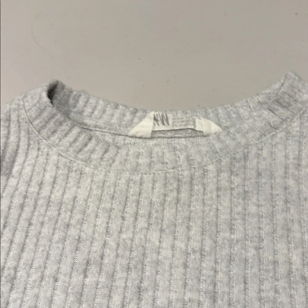 H&M - Girls Cropped pullover Sweater / Sweatshirt. Size 16/18. gray.  NWOT